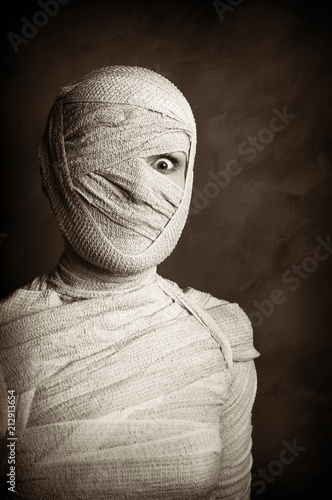 Photo female mummy retro style