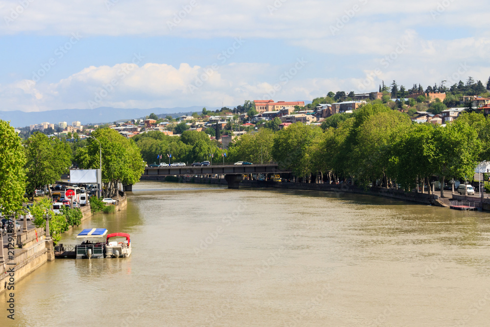 Fototapeta premium View of Kura (Mtkvari) river in Tbilisi, Georgia