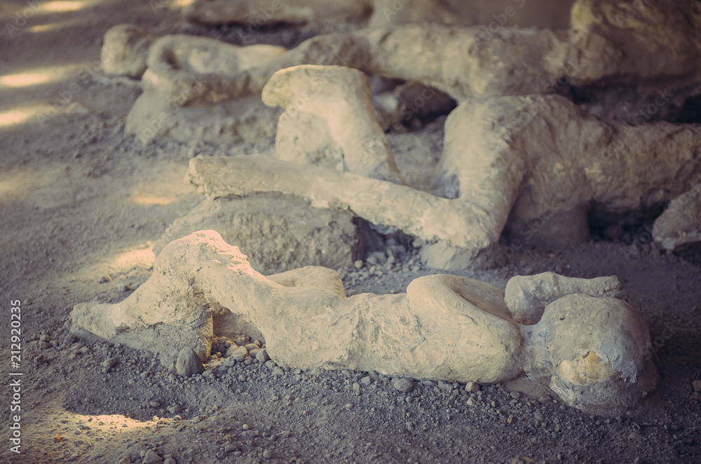 Φωτογραφία some plaster casts of the victim of the eruption's death still in actual Pompeii