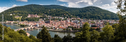 Panorama Ausblick vom Philosophenweg auf die Altstadt von Heidelberg mit dem Schloss und der Alten Brücke, Baden Württemberg, Deutschland