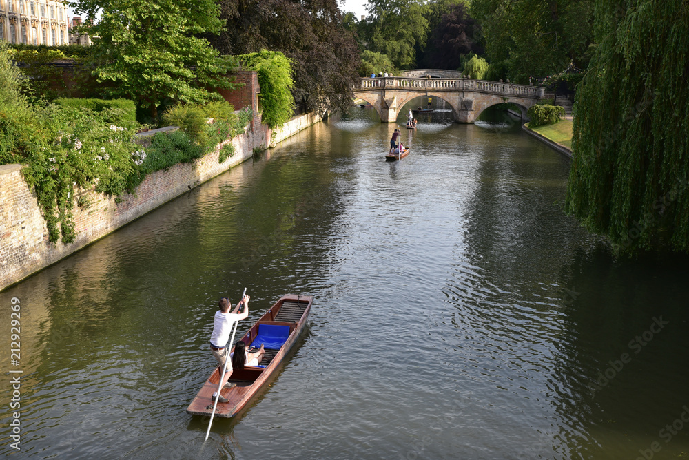 Barques sur la rivière Cam à Cambridge en Angleterre