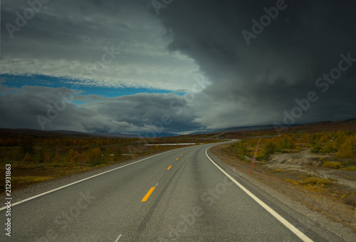 Wetterfront an der Fjell Straße in Lappland