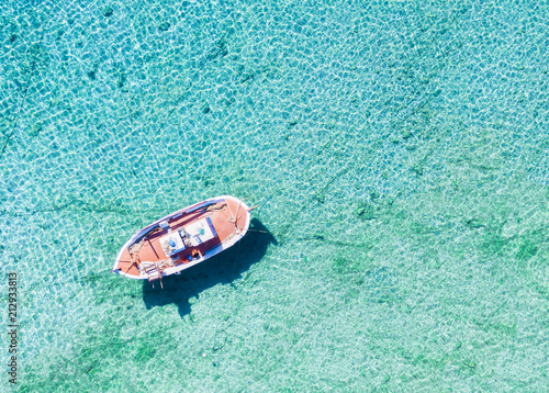 Luftaufnahme eines traditionellen, griechischen Fischerbootes über dem kristallklaren Meer der Kykladen, Paros, Griechenland © moofushi