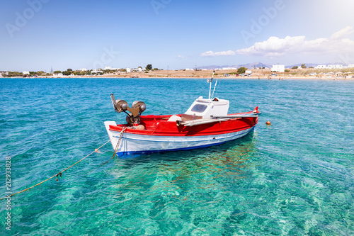 Traditionelles, griechisches Fischerboot über türkisem Wasser der Kykladen, Paros, Griechenland