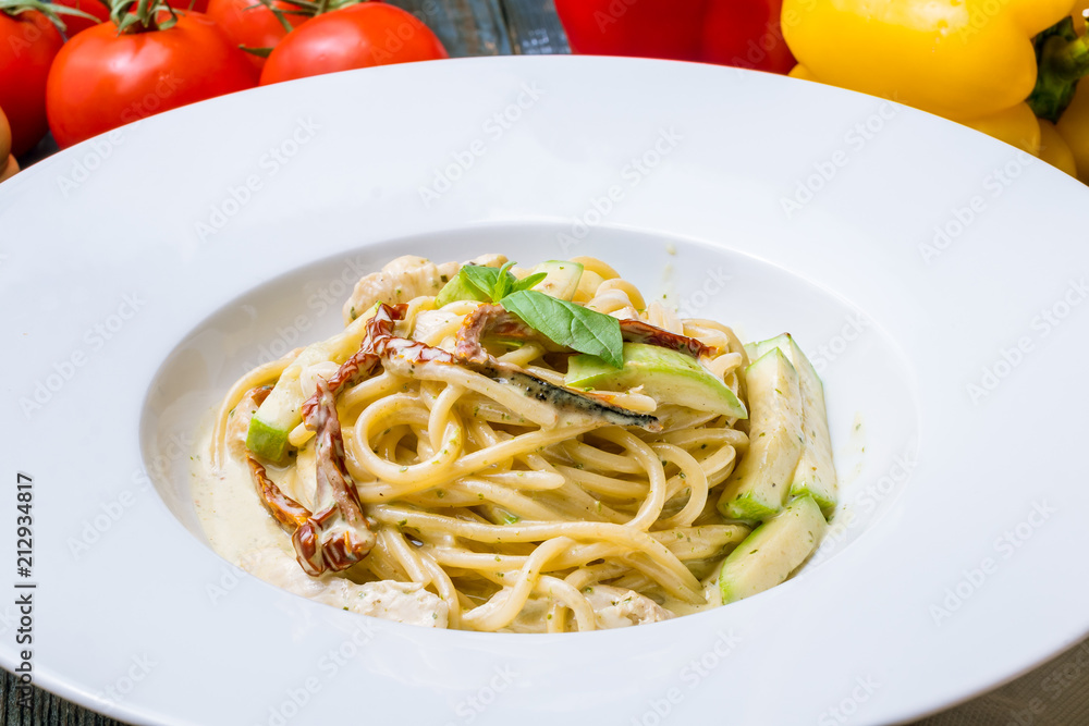 Pasta with chicken and sun-dried tomatoes Pasta with chicken and sun-dried tomatoes