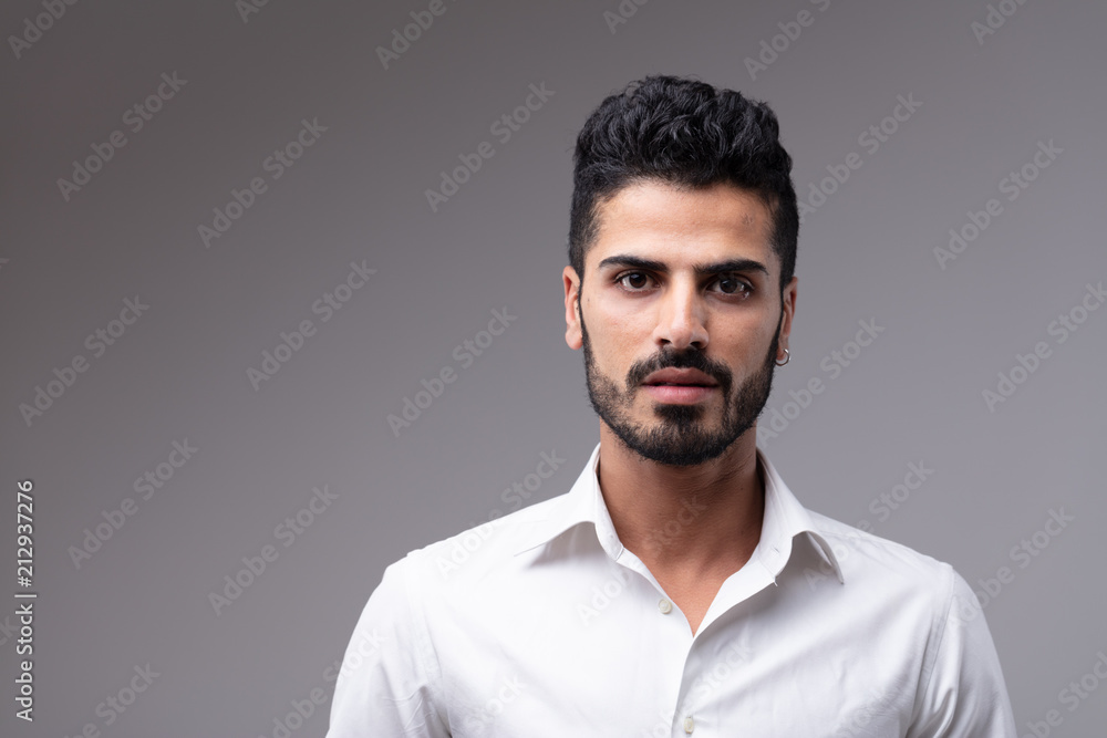 Obraz premium Young bearded man wearing white shirt