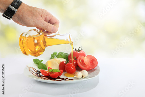 Mazzarella, pomidor, czosnek i bazylia z olejem słonecznikowym.