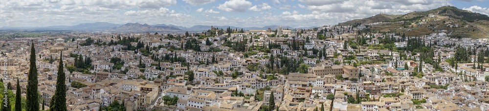 Panorámica del barrio del Albaicín y el sacromonte en la ciudad de Granada, España