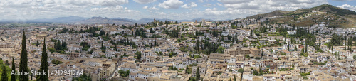 Panorámica del barrio del Albaicín y el sacromonte en la ciudad de Granada, España