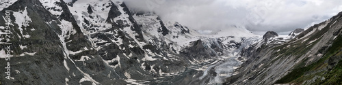 Weites Panorama: links Felswand mit Schnee, rechts Johannisberg schneebedeckt und Gletscher Pasterze in den Alpen von Österreich © Holger T.K.