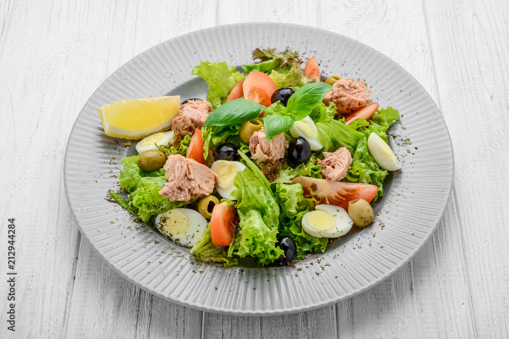 Tuna salad with tomatoes , olives , eggs and onion . Tuna salad with tomatoes , olives , eggs and onion .