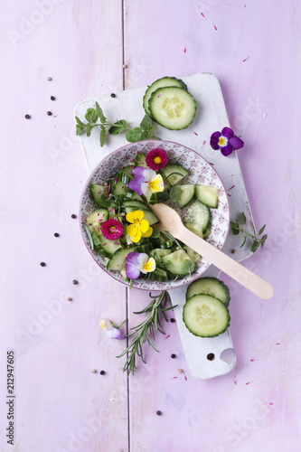 Gurkensalat mit essbaren Blüten photo