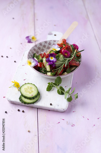 Tomaten-Gurken-Salat mir essbaren Blüten photo