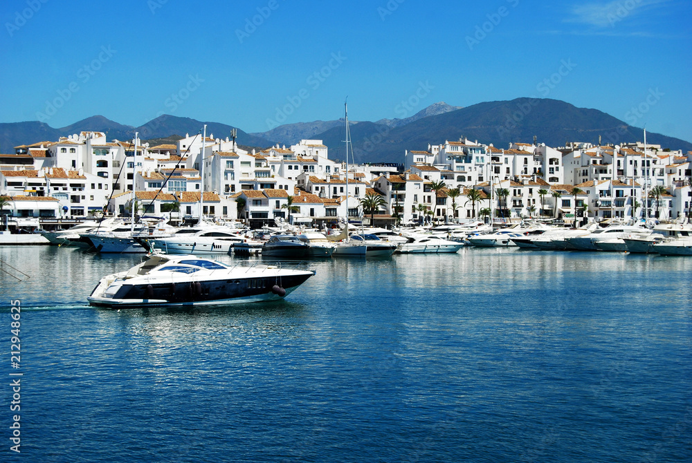 Puerto Banús, Marbella, Málaga, mar, barcos, yate, paisaje marítimo, costa.