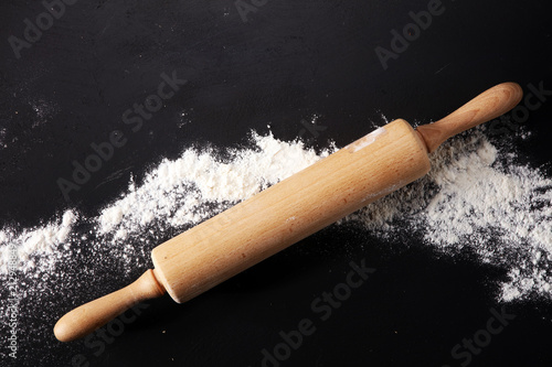 Foto Baking background with the rolling pin with flour