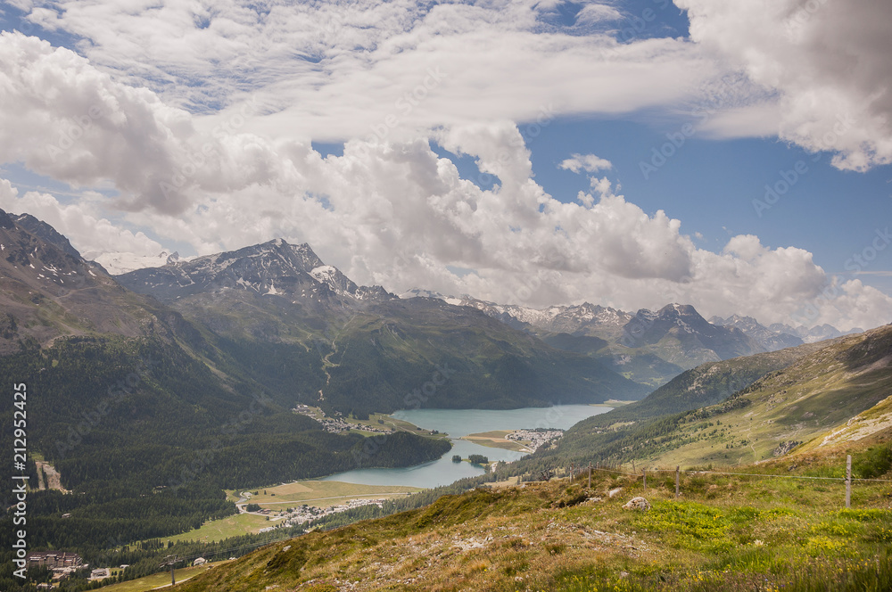 Fototapeta premium Silvaplana, Champfèr, Seenplatte, Silvaplanersee, Lej da Chamfèr, Oberengadin, Engadin, via Engiadina, Wanderweg, Piz Corvatsch, Piz Surlej, Piz Murtèl, Alpen, Graubünden, Sommer, Schweiz