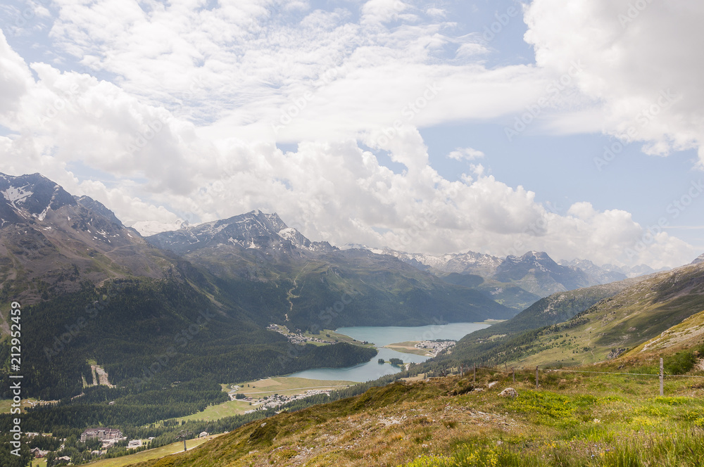 Fototapeta premium Champfèr, Surlej, Silvaplana, Silvaplanersee, Corviglia, Piz Nair, Wanderweg, Piz Corvatsch, Malojawind, Alpen, Graubünden, Sommer, Schweiz