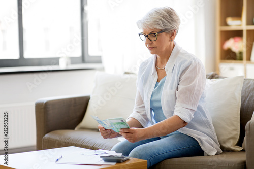 Canvastavla finances, savings, annuity insurance and people concept - senior woman with calc