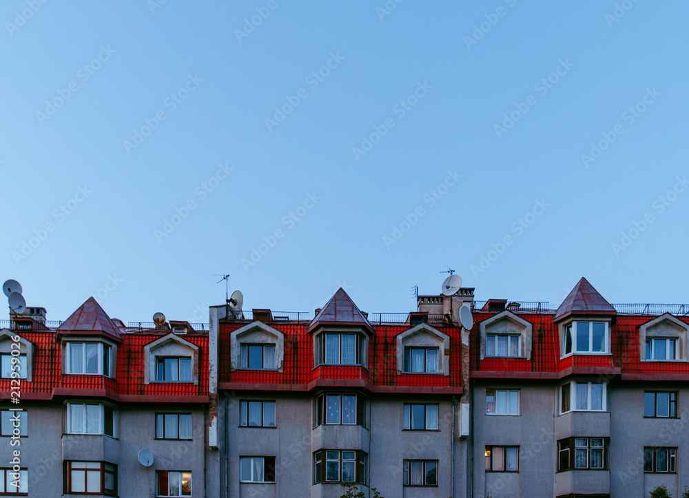 Obraz premium front view of townhouse with blue sky above