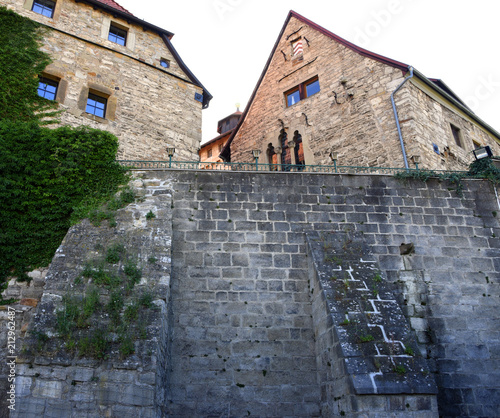 Hohe Außenmauer und Kapelle der Veste Wachsenburg photo