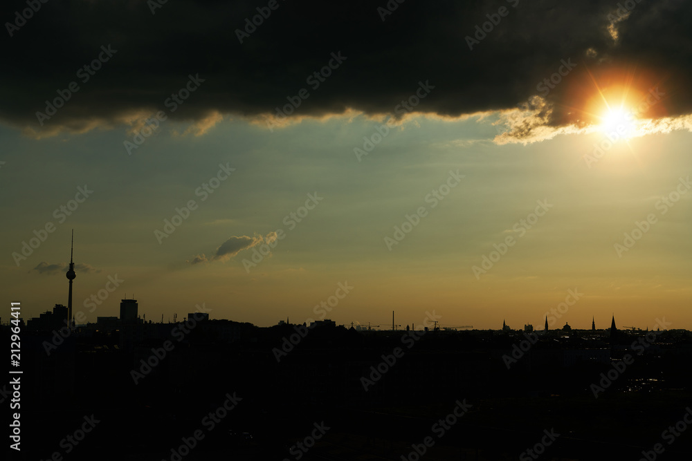 Sonnenuntergang in Berlin mit Fernsehturm Silhouette Sonnenuntergang in Berlin mit Fernsehturm Silhouette