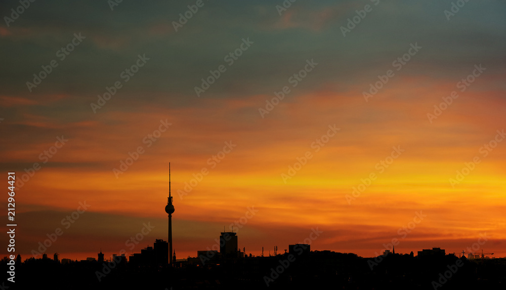 Naklejka premium Berlin City Skyline mit Fernsehturm als Silhouette