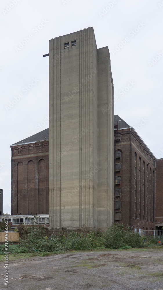 Obraz premium Old industrial building made of bricks in cloudy weather