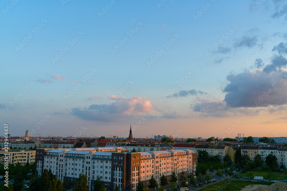 Berlin City Skyline mit Pfingskirche abends