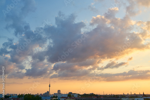 Berlin City mit Fernsehturm und Sonnenuntergang © Robert Kneschke