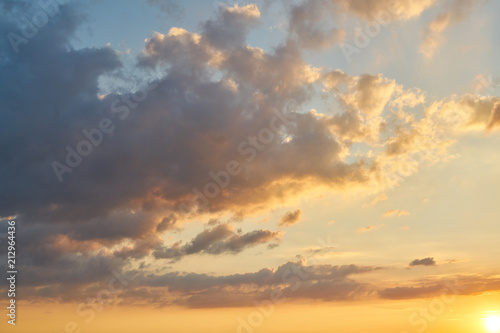 Sonnenuntergang mit Wolken am Himmel