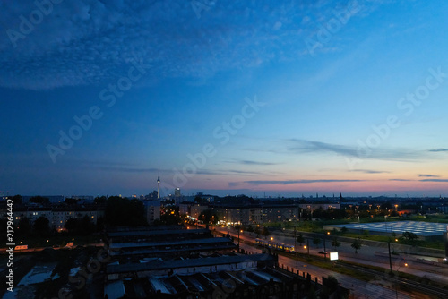 Berlin City mit Himmel und Fernsehturm bei Nacht © Robert Kneschke
