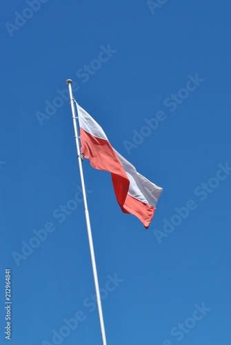 Flaga polska na tle błękitnego nieba