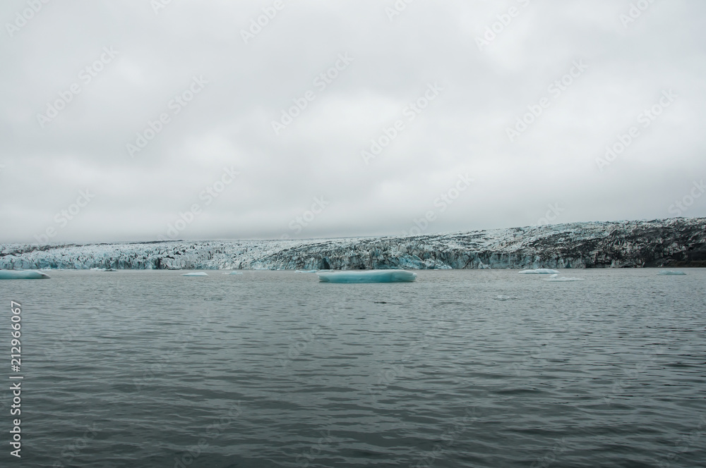 Icebergs em Jökulsárlón, um lago glaciar na Islândia