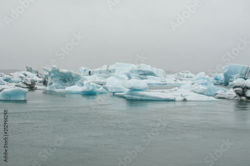 Icebergs em Jökulsárlón, um lago glaciar na Islândia © Alicina