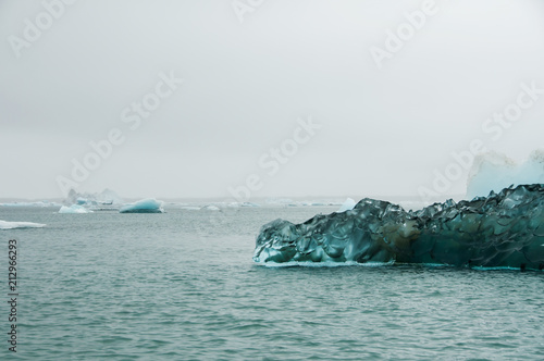 Icebergs em Jökulsárlón, um lago glaciar na Islândia