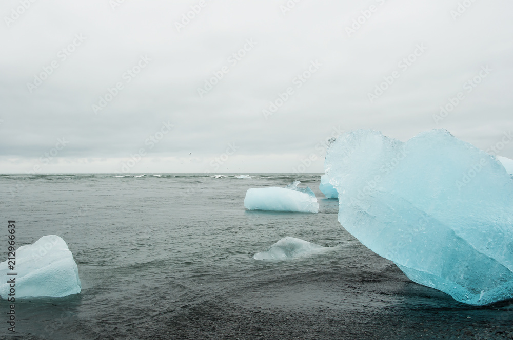 Icebergs em Jökulsárlón, um lago glaciar na Islândia Icebergs em Jökulsárlón, um lago glaciar na Islândia