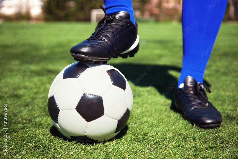 Fototapeta premium Ball auf dem Fussballplatz