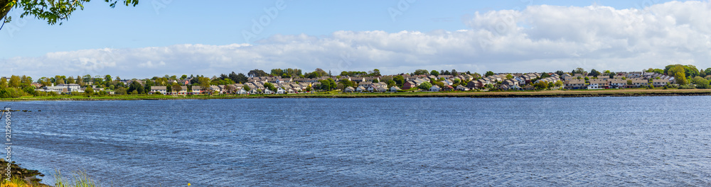 Obraz premium Lough Atalia bay with houses in background