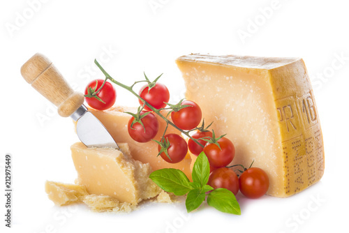 Queso parmesano o parmigiano reggiano con tomates cherry y albahaca para la comida aislados sobre fondo blanco