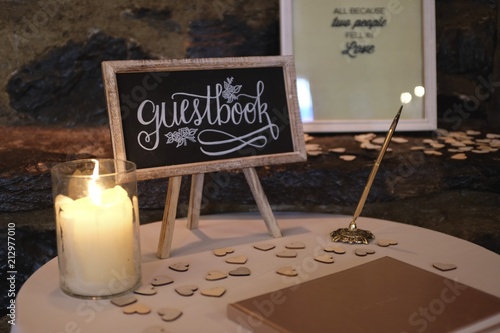 Tableau sur toile wedding guest book table