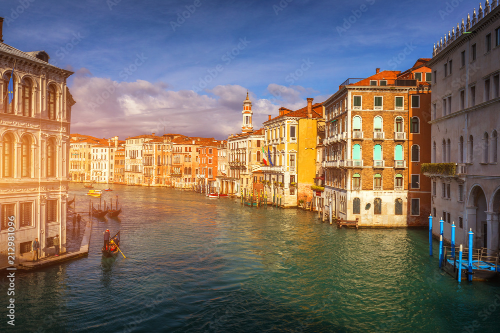 Fototapeta premium Canal Grande z gondolami w Wenecji, Włochy. Widok na Canal Grande w Wenecji. Architektura i zabytki Wenecji. Pocztówka z Wenecji