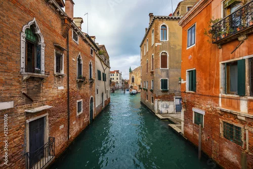 Obraz Widok uliczny kanał w Wenecja, Włochy. Kolorowe fasady starych domów w Wenecji. Wenecja jest popularnym miejscem turystycznym w Europie. Wenecja, Włochy.