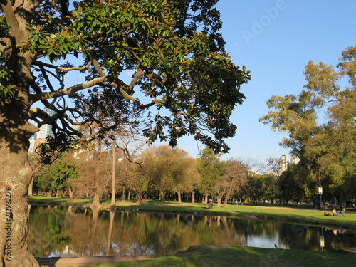 Parque con lago reflejando los arboles