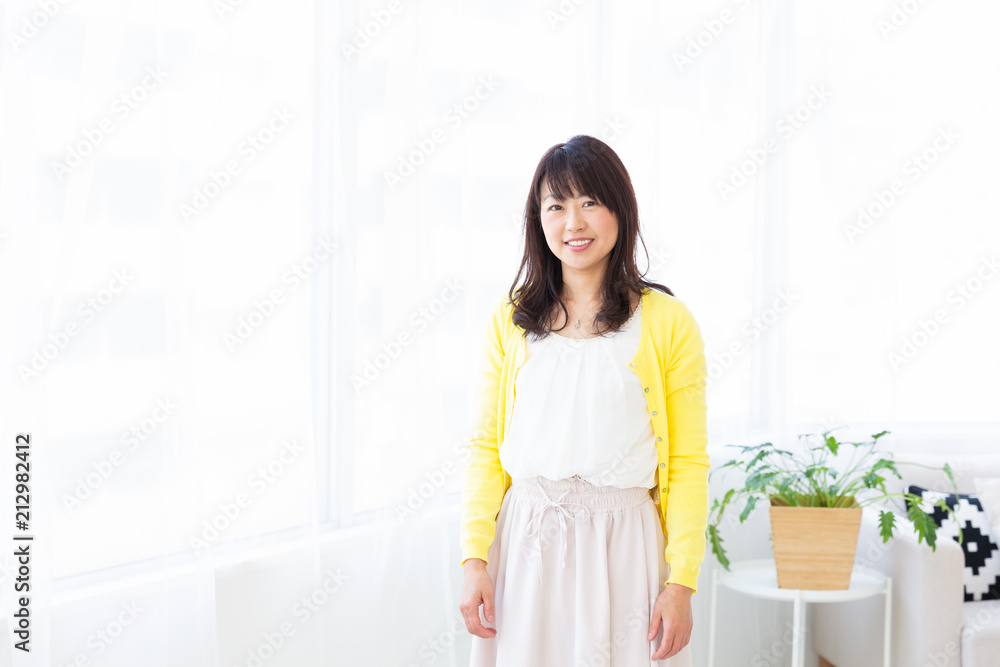 部屋でリラックスするミドル女性 部屋でリラックスするミドル女性