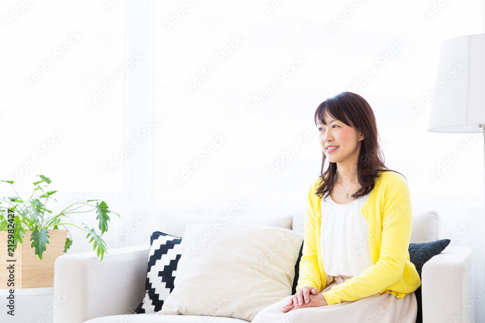 部屋でリラックスするミドル女性 部屋でリラックスするミドル女性