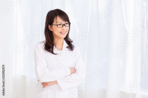 Free Download 白衣のミドル女性 - GFXLoad
