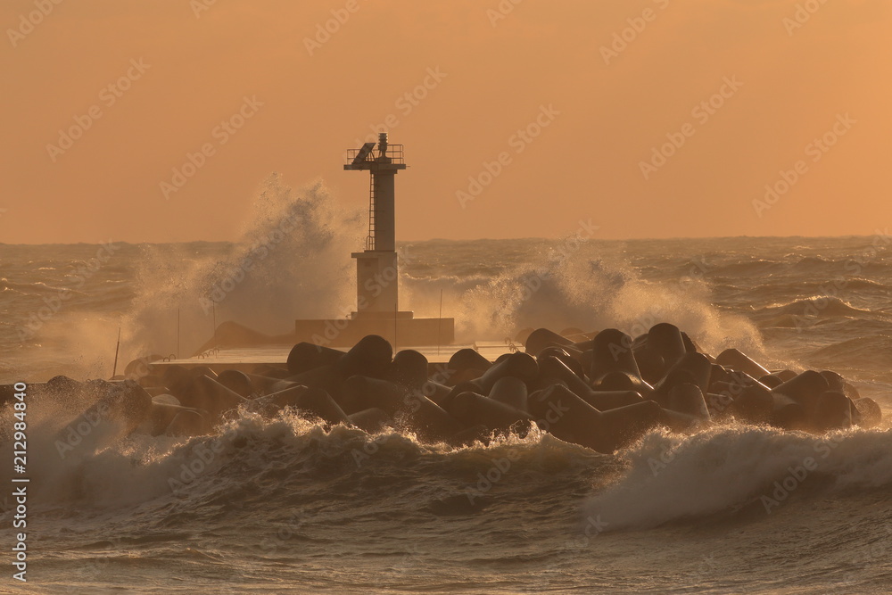 灯台と荒波　Rough seas and the lighthouse	