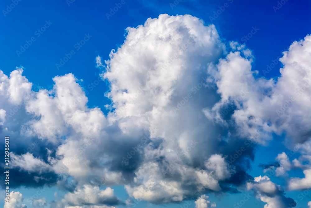 Obraz premium Cumulonimbus thunderstorm clouds over blue sky