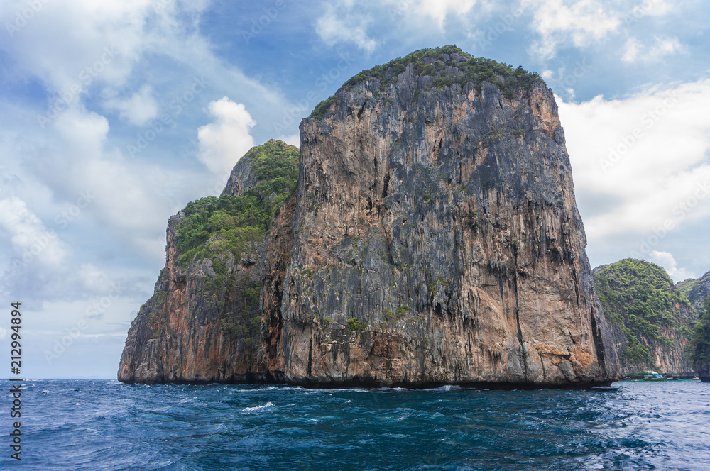 Fototapeta premium Phi Phi Island is abundant with natural resources, it also developed&nbsp;as a small&nbsp;town. This conservation area surrounded by invariably elegant landscape. The views it offers are astonishing.