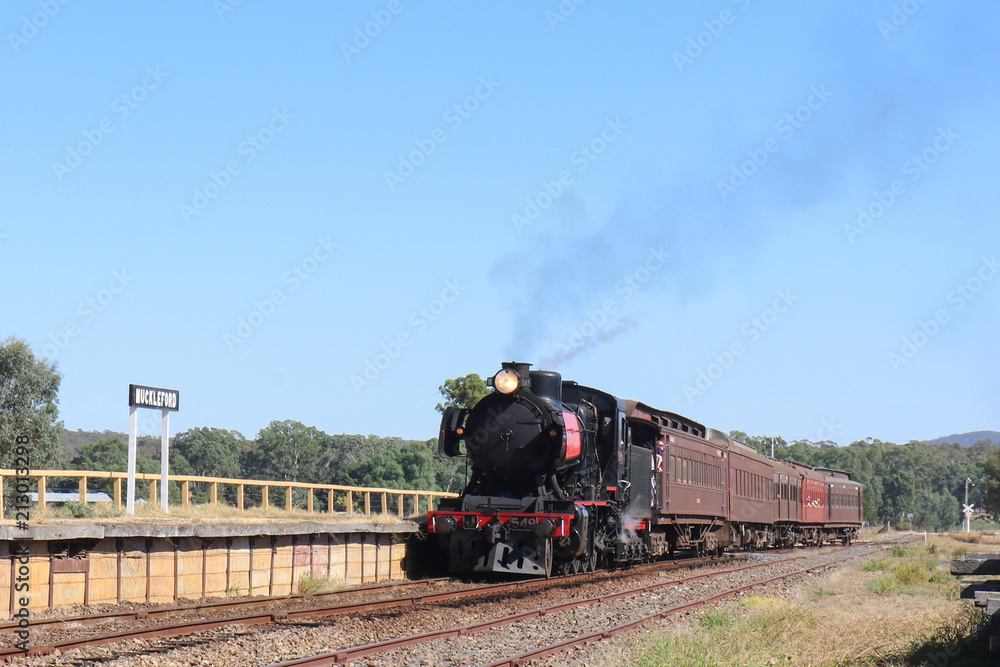 Fototapeta premium Muckleford, AUSTRALIA - 11 marca 2018: pociąg parowy J klasy 549 na stacji kolejowej Muckleford
